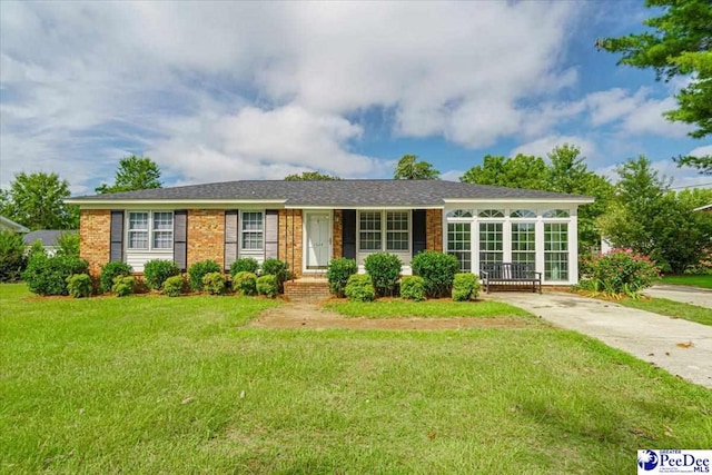 single story home with a front lawn