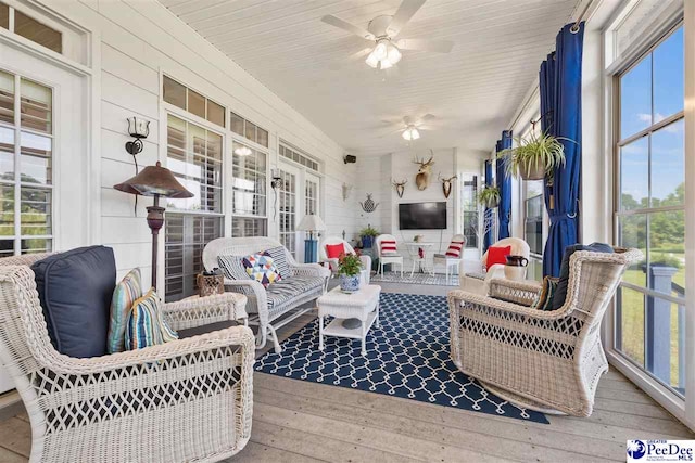 sunroom with ceiling fan