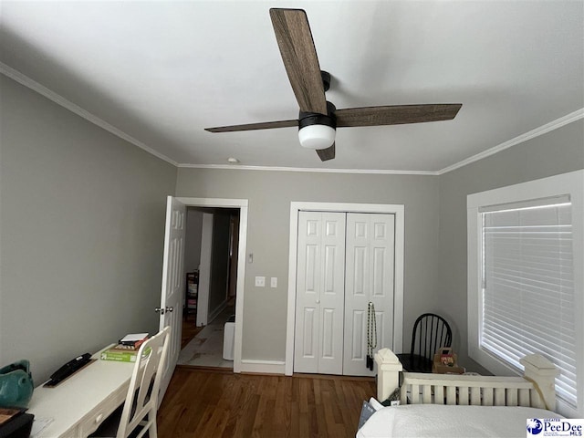 bedroom featuring a closet, crown molding, dark hardwood / wood-style floors, and ceiling fan