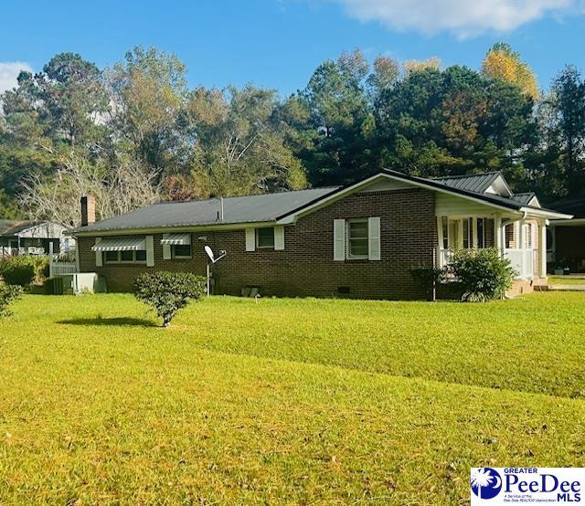 single story home with a front yard