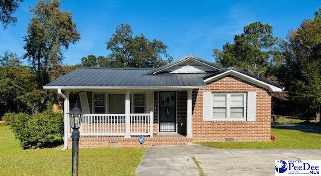 bungalow-style house featuring a front lawn and a porch