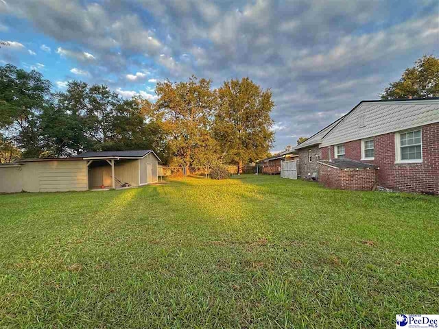 view of yard with a storage shed