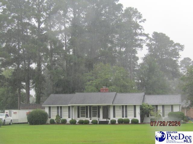 single story home with a front lawn