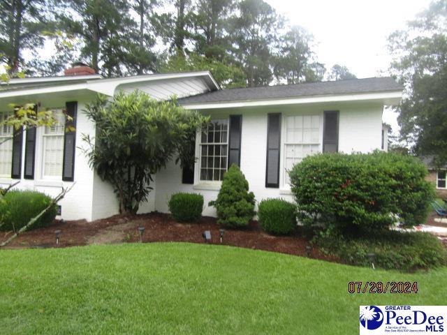 view of front of home featuring a front yard