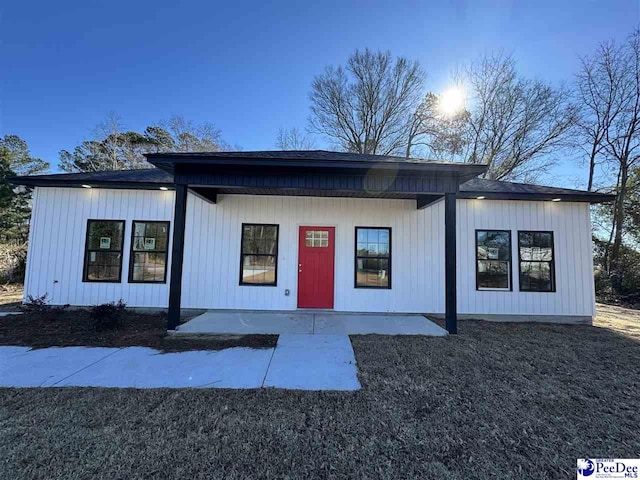 view of front of home featuring a patio