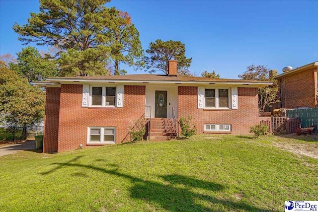 view of front of property featuring a front lawn