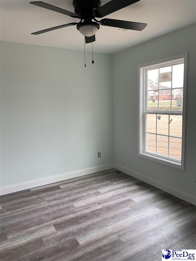 unfurnished room featuring light wood finished floors, baseboards, and a ceiling fan