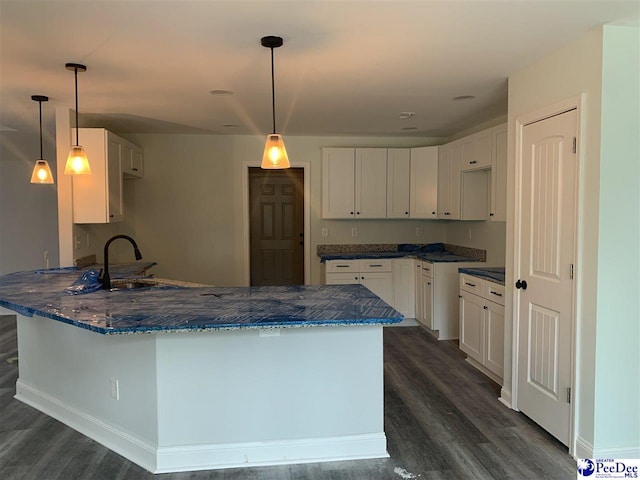 kitchen featuring a peninsula, dark countertops, and decorative light fixtures