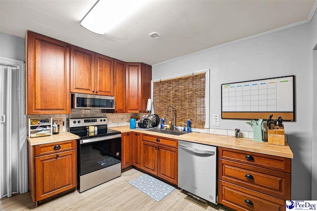 600 Greenway Dr, Florence, SC 29501 - kitchen with light countertops, decorative backsplash, light wood-style flooring, stainless steel appliances, and a sink