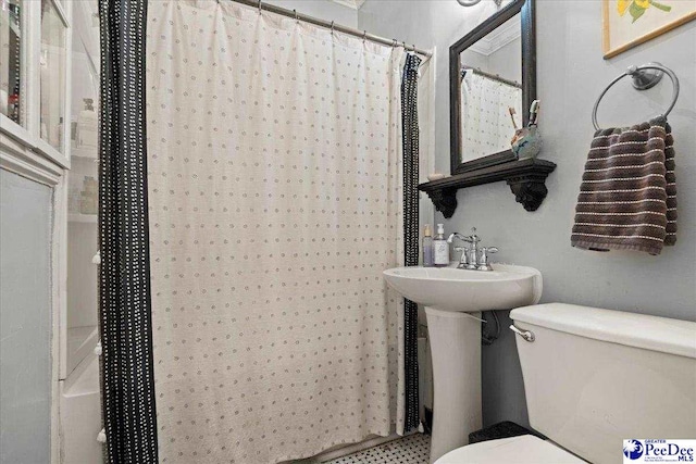 318 Mcleod St, Florence, SC 29501 - bathroom featuring toilet and a shower with curtain
