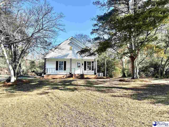 view of front of property featuring a porch and a front yard