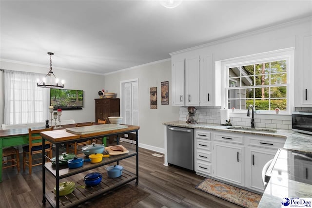 kitchen with stainless steel appliances, dark wood-style floors, a sink, and backsplash
