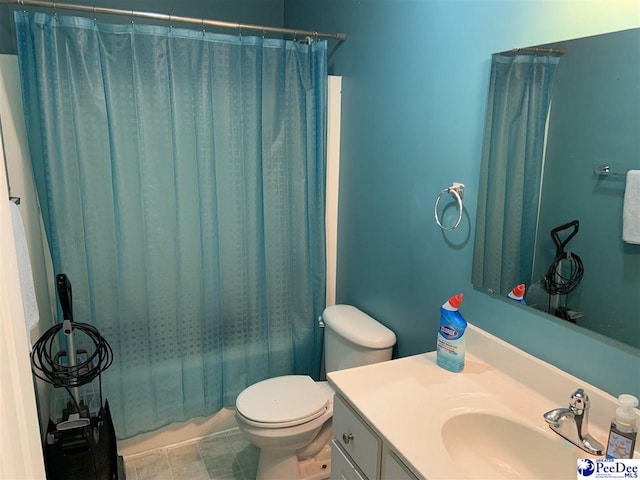 full bathroom featuring shower / tub combo with curtain, vanity, and toilet