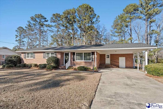 ranch-style home featuring a front lawn and a carport