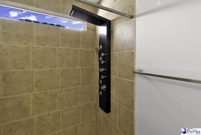 bathroom featuring a tile shower