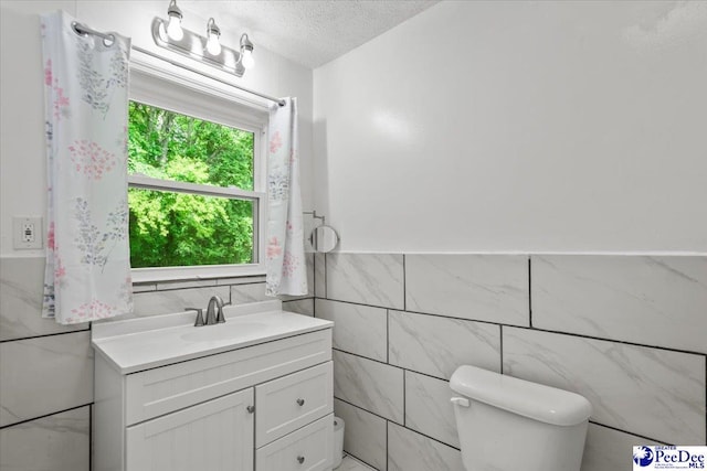 317 Thomas St, Bennettsville, SC 29512 - half bath with tile walls, vanity, and a textured ceiling