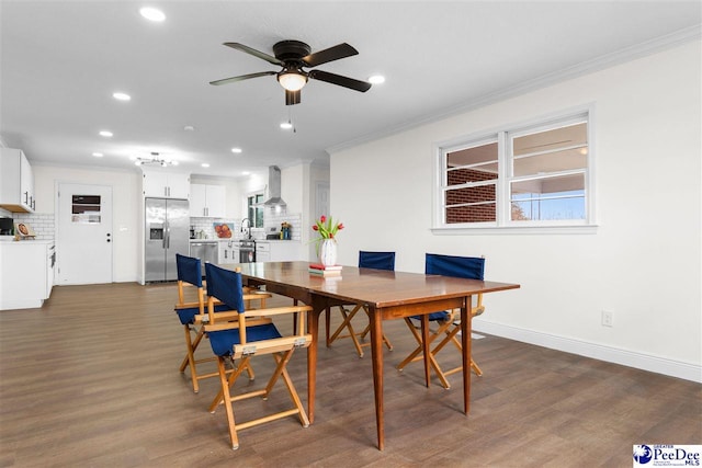 dining area with recessed lighting, baseboards, dark wood-style floors, and crown molding