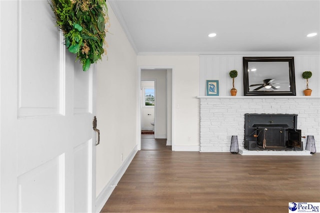 living room with recessed lighting, wood finished floors, baseboards, and ornamental molding