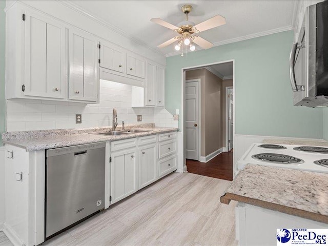 kitchen with white cabinetry, tasteful backsplash, a sink, appliances with stainless steel finishes, and a ceiling fan