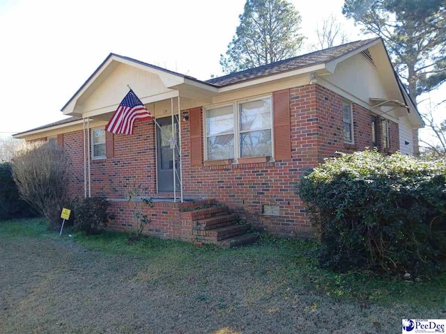 view of front of home featuring a front lawn