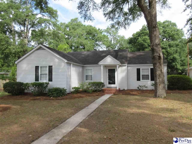 ranch-style home featuring a front lawn