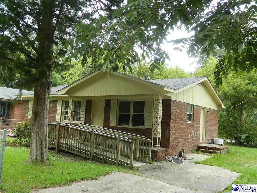 view of front of property featuring a front lawn