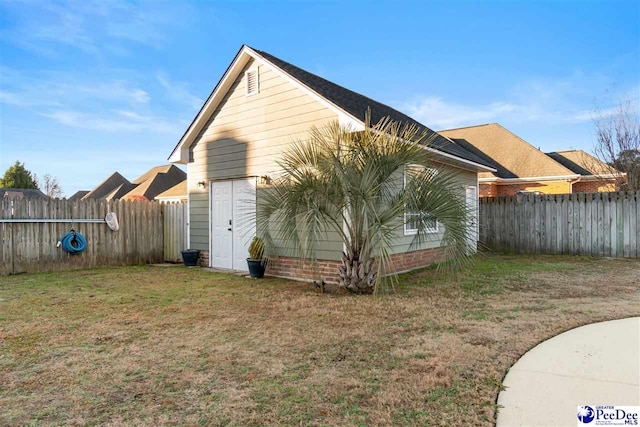 view of side of property featuring a yard