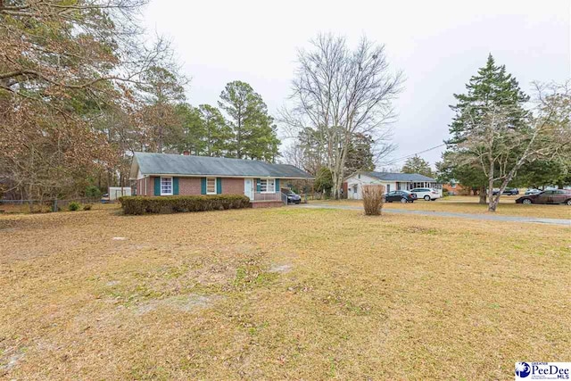 view of front of house featuring a front lawn