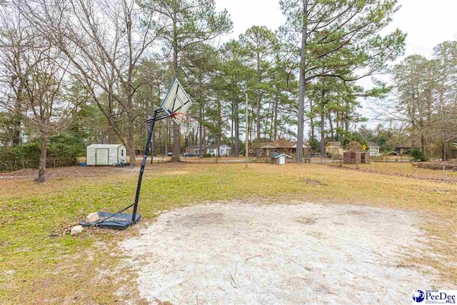 view of yard featuring a shed