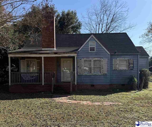 view of front facade with a porch and a front lawn