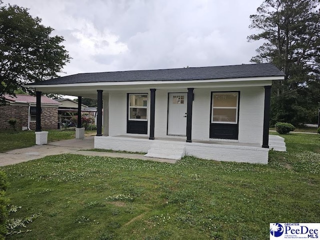 view of front of home featuring covered porch and a front lawn