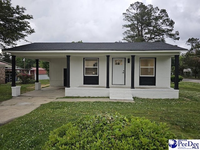 single story home featuring a porch and a front yard