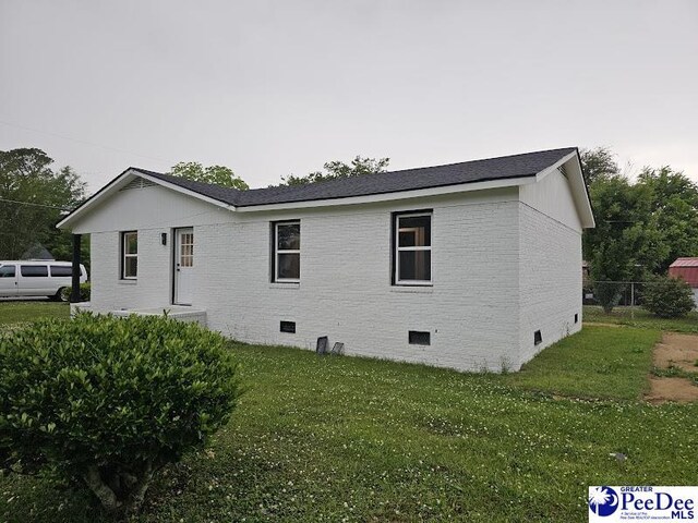 view of side of property featuring a lawn