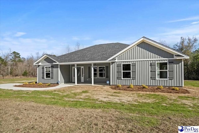 view of front of house featuring a front lawn