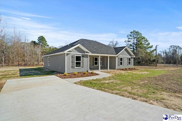 view of front of house featuring covered porch and a front yard