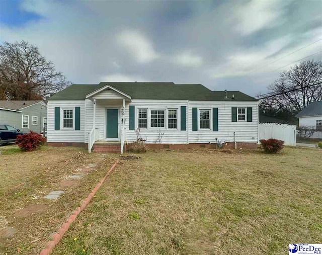 view of front of property featuring a front yard