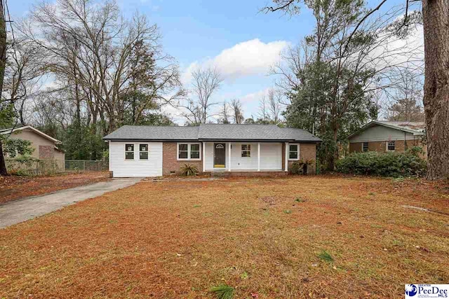 single story home with a front lawn