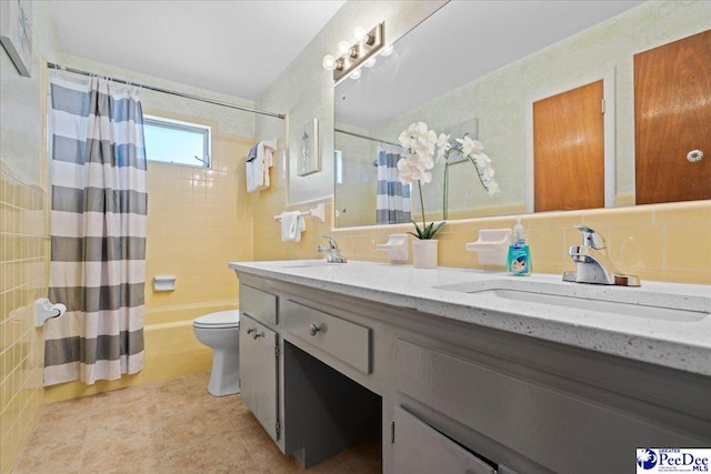 bathroom featuring shower / bath combo with shower curtain, toilet, a sink, tile walls, and decorative backsplash