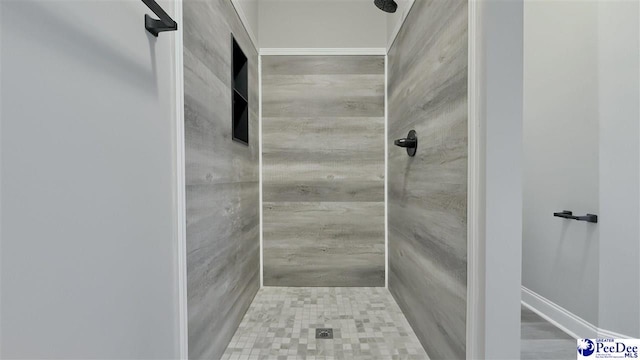 bathroom featuring a tile shower