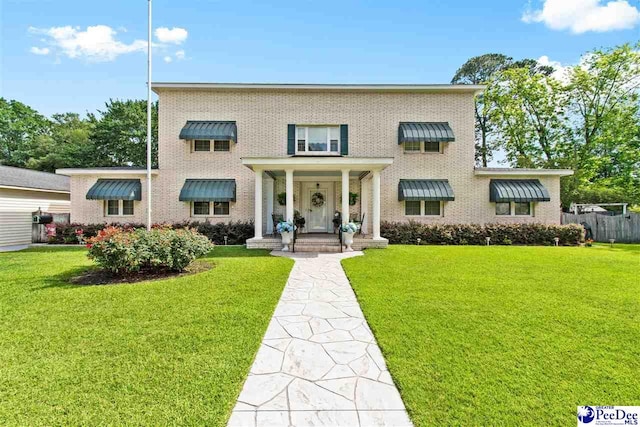 view of front facade featuring a front yard