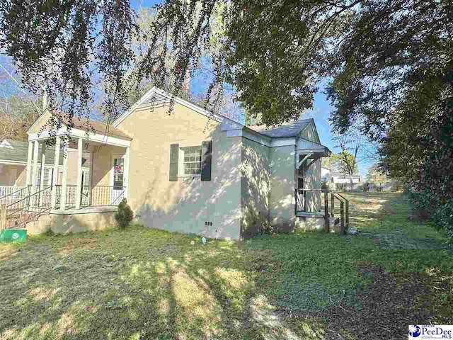 view of front facade featuring crawl space and a front yard