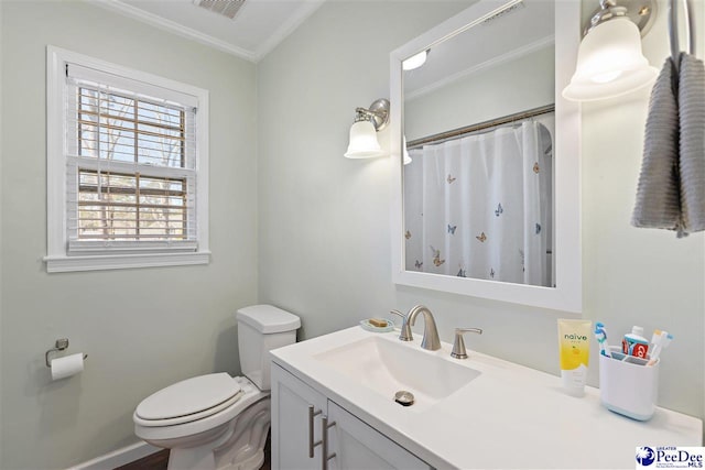 full bathroom featuring toilet, a shower with shower curtain, vanity, baseboards, and ornamental molding