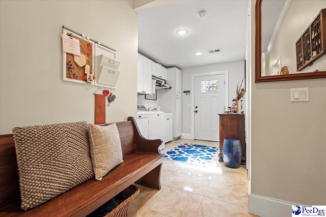 mudroom with recessed lighting, visible vents, baseboards, and washing machine and clothes dryer