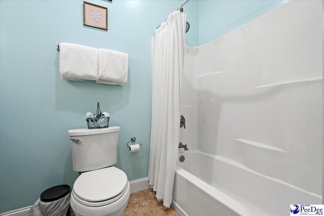 full bath featuring toilet, shower / bathtub combination with curtain, and baseboards