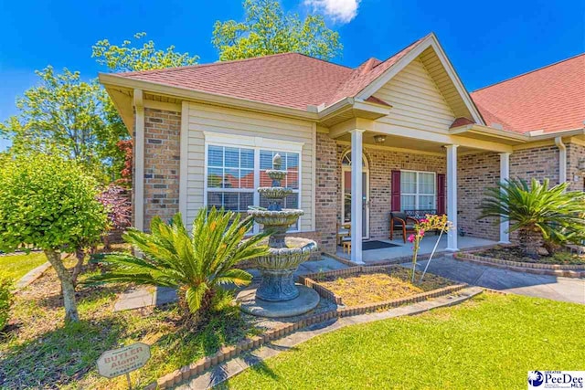 view of front of property featuring a front yard