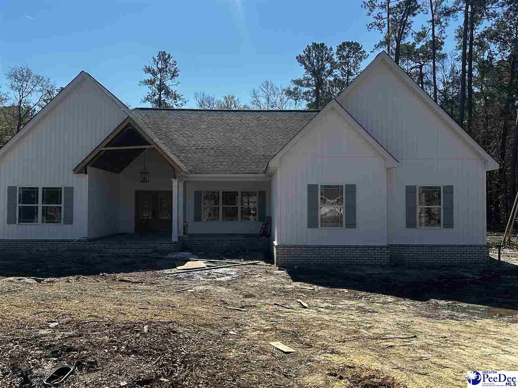 view of front facade featuring roof with shingles