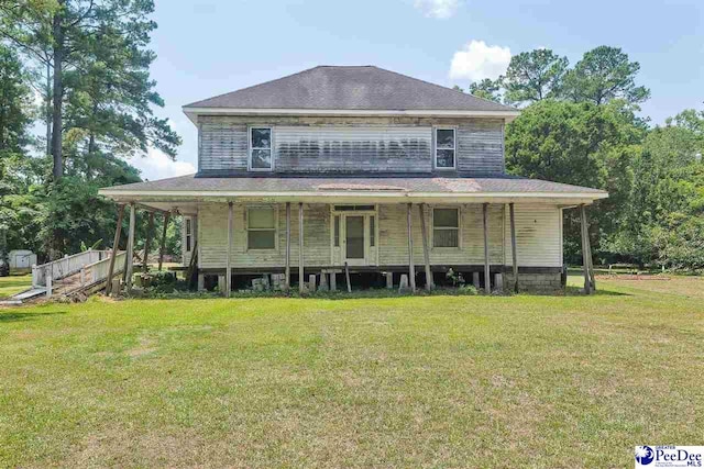 farmhouse featuring a front lawn and covered porch