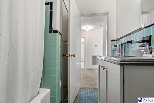 full bath featuring vanity, visible vents, and shower / tub combo with curtain