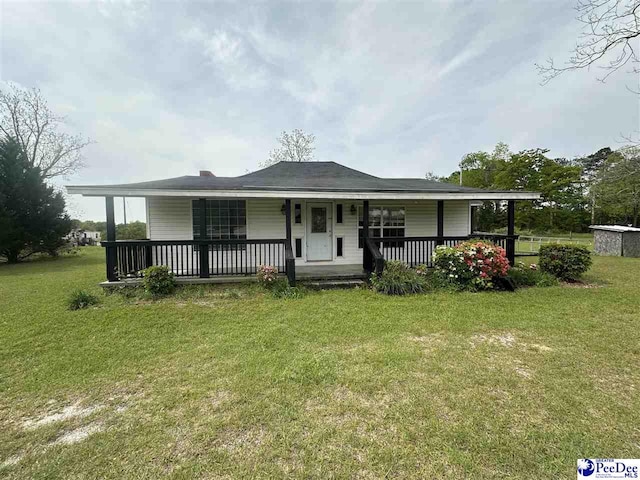 view of front of property featuring covered porch and a front lawn
