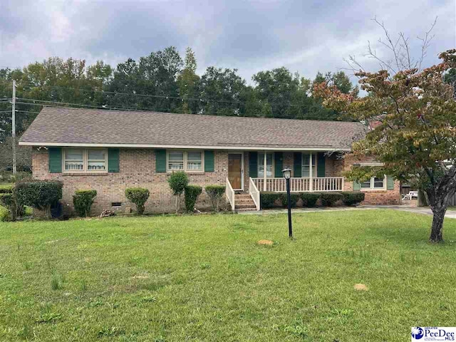 ranch-style home featuring a front lawn and a porch